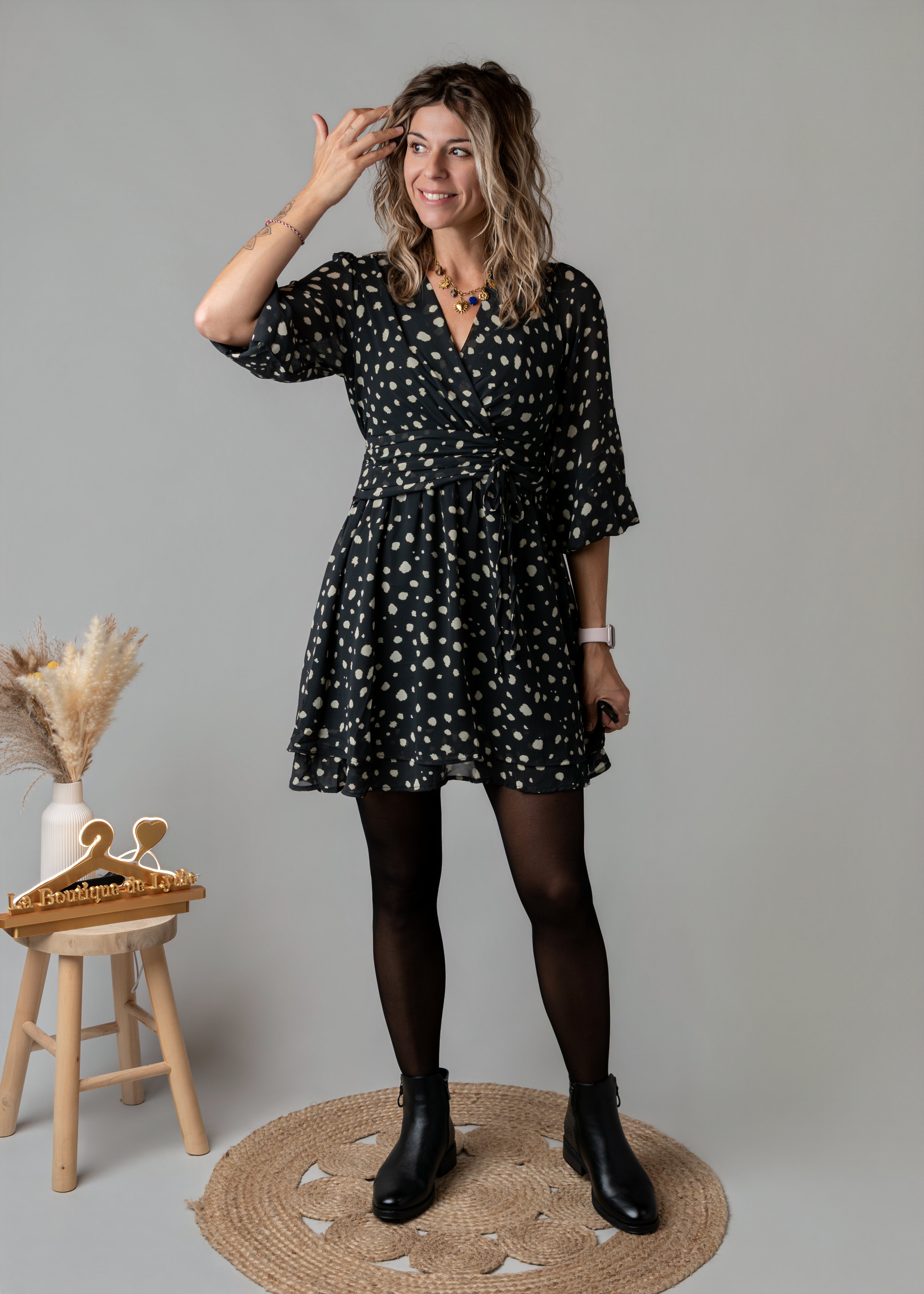 Robe courte cache-cœur noire à motifs