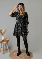 Robe courte cache-cœur noire à motifs