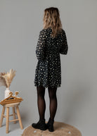 Robe courte cache-cœur noire à motifs