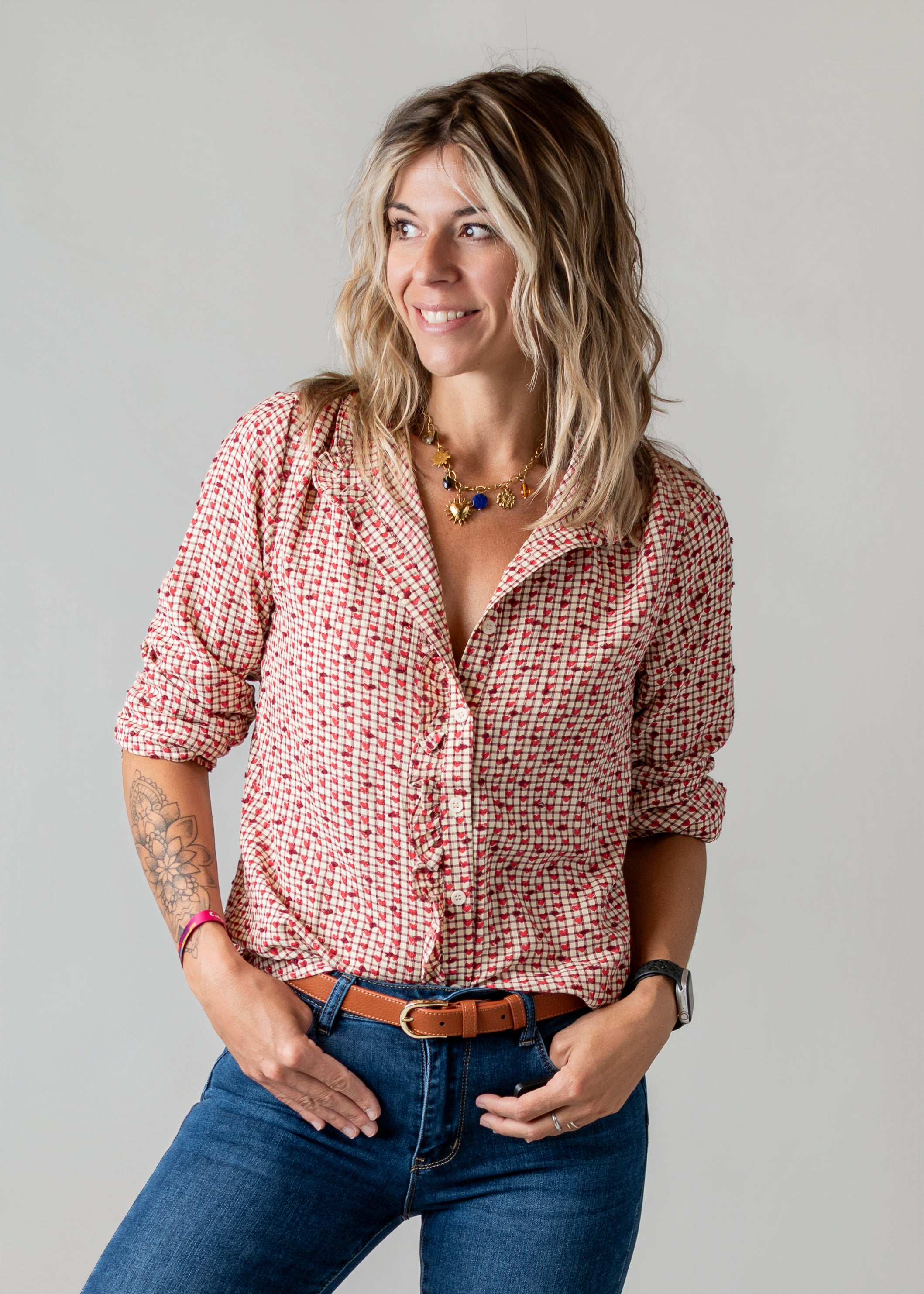 Blouse à carreaux et cœurs rouge