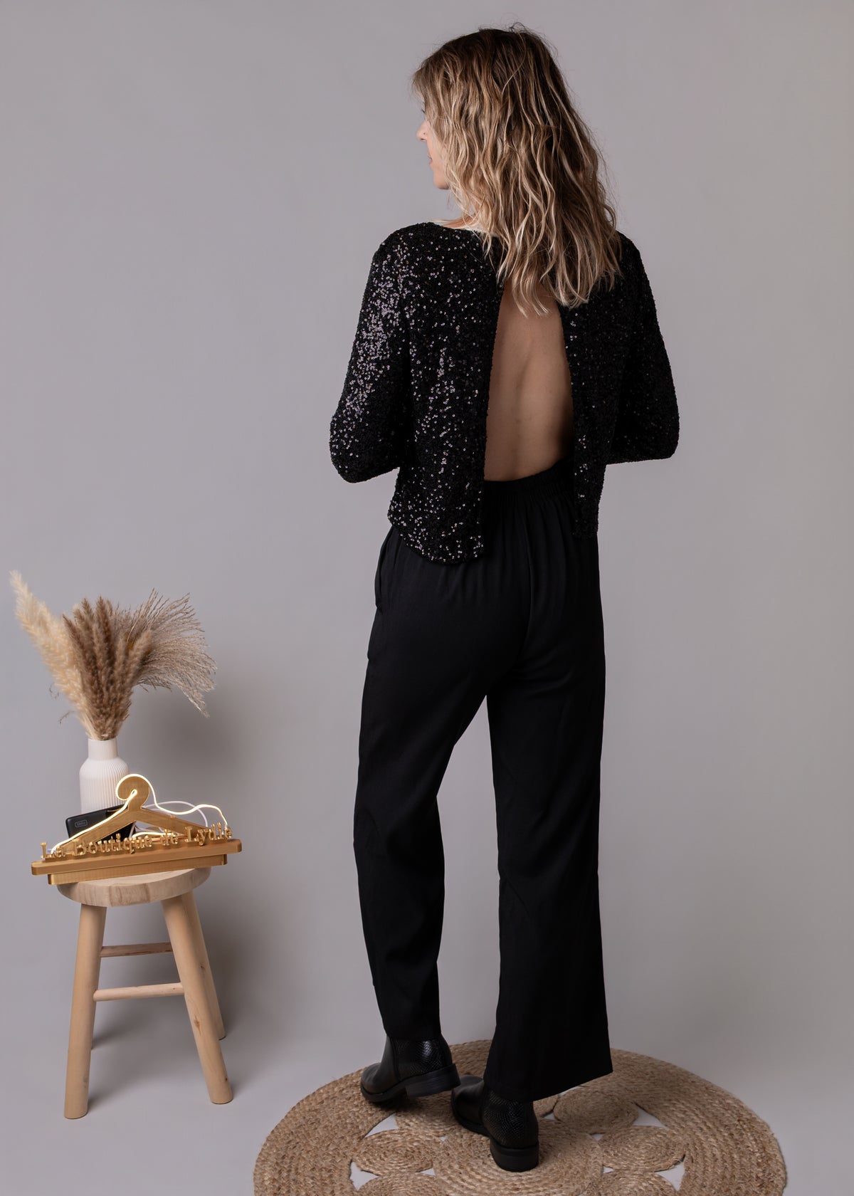 Combinaison pantalon palazzo noire haut sequins et dos nu 