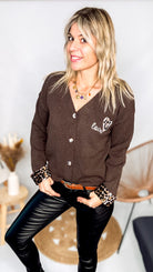  Gilet cardigan marron en maille viscose, col V, porté sur un top.