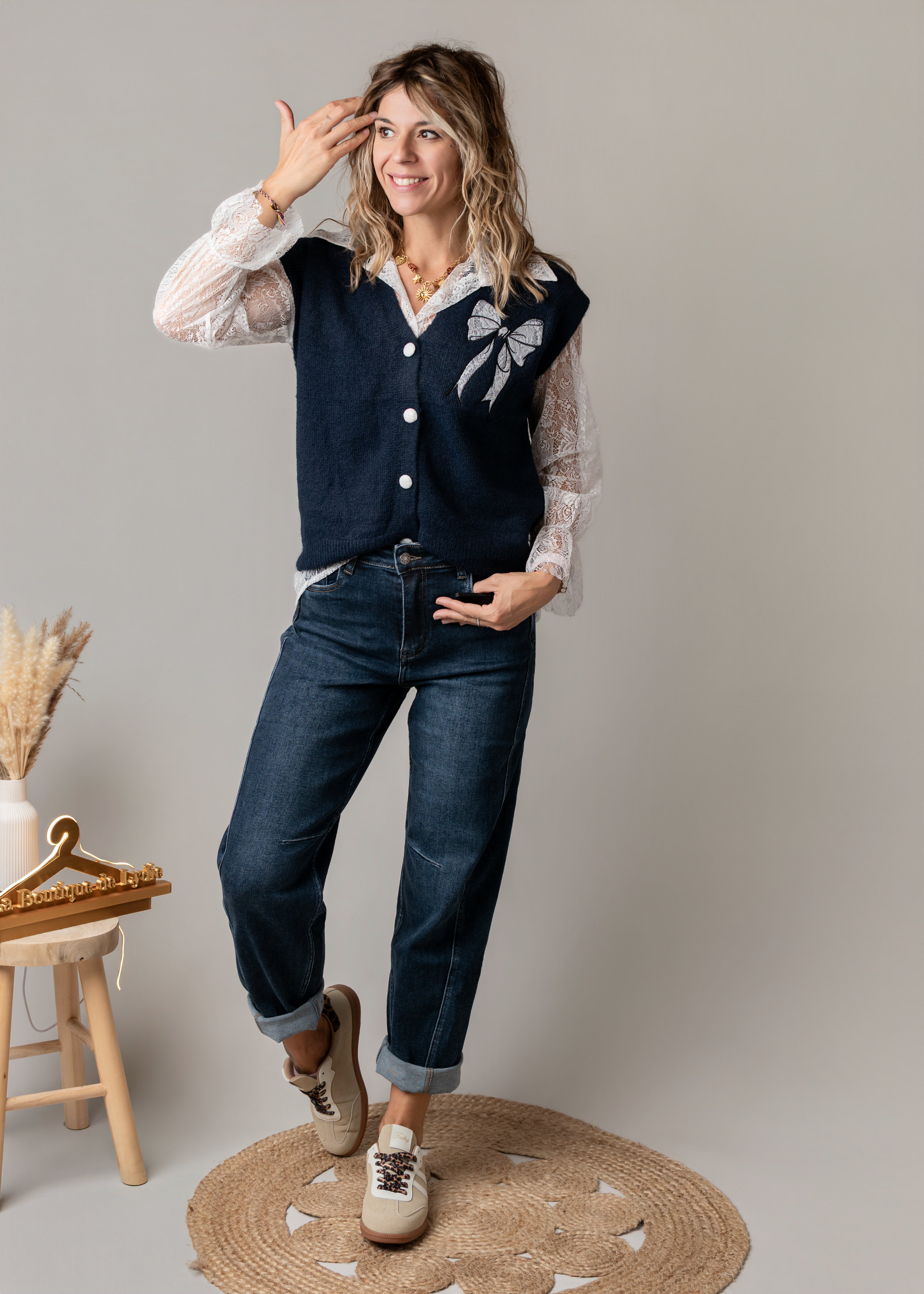 Ensemble Gilet Sans Manches Marine et Chemise Dentelle 
