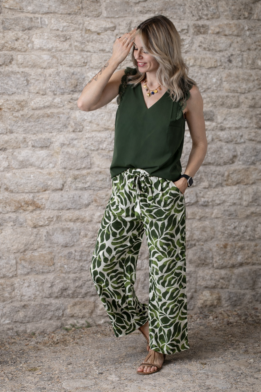 Blouse kaki, col V avec dentelle&nbsp;