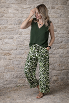 Blouse kaki, col V avec dentelle&nbsp;