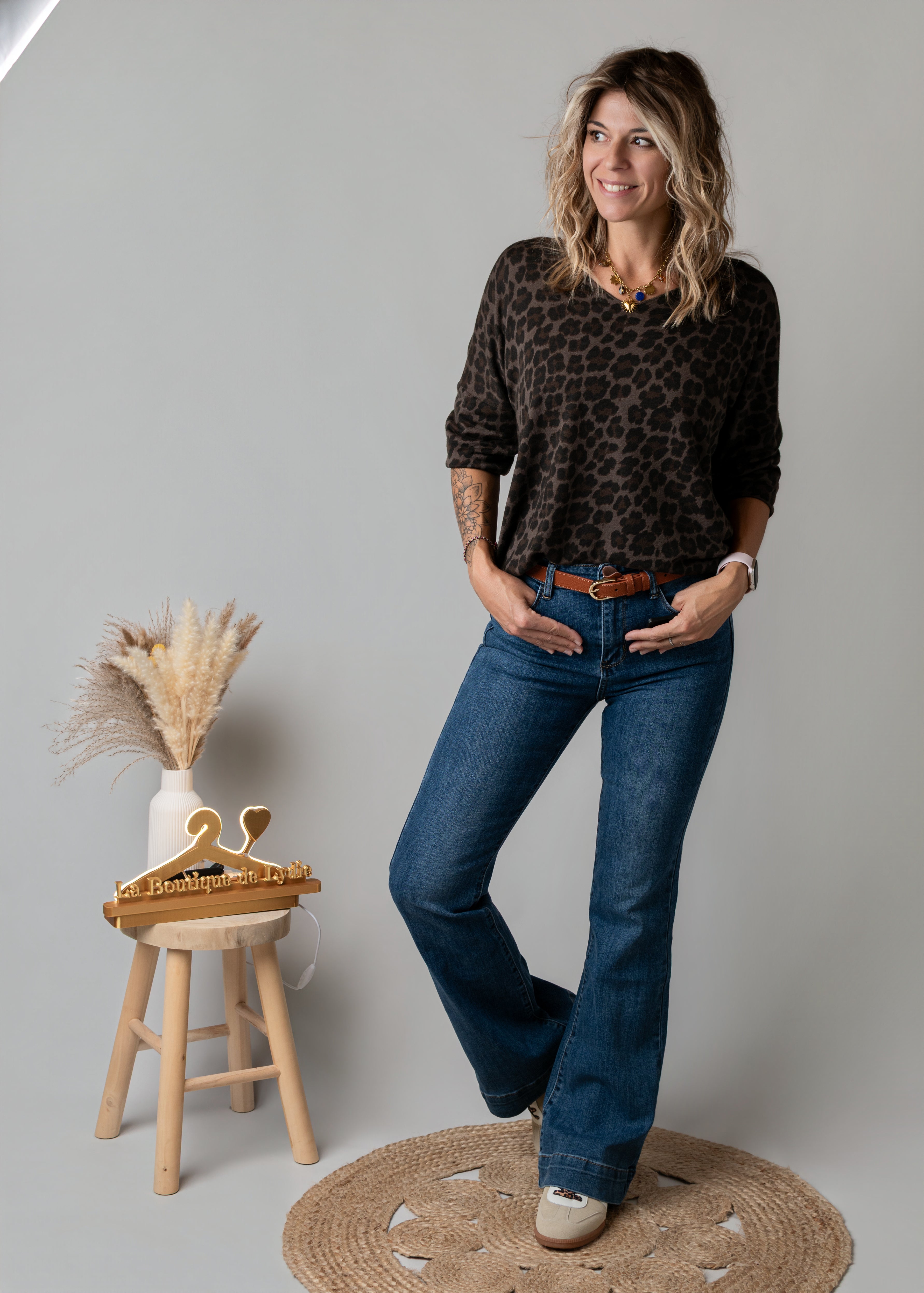 Jean flare bleu brut bas large surpiqué la boutique de lydie 