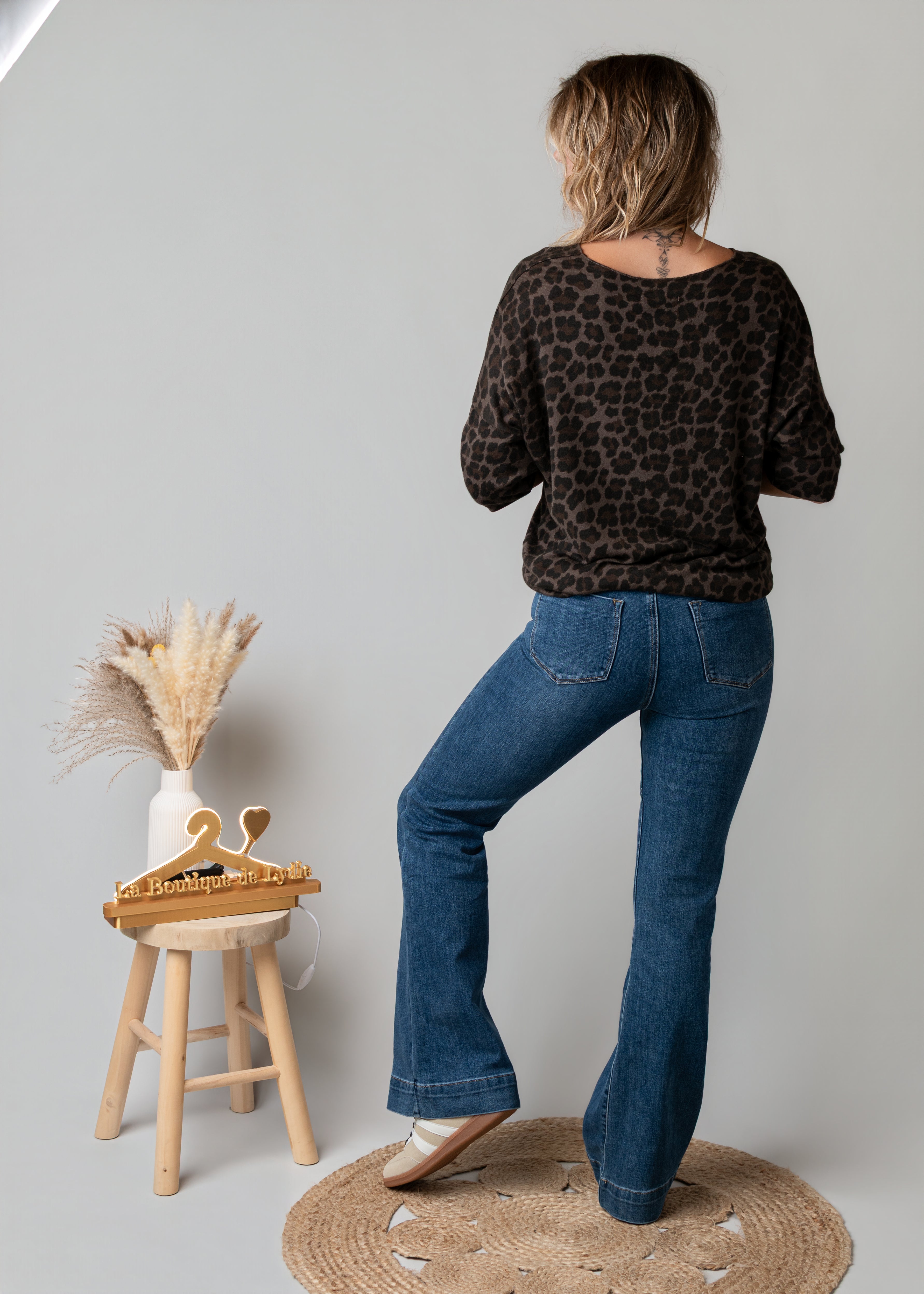 Jean flare bleu brut bas large surpiqué