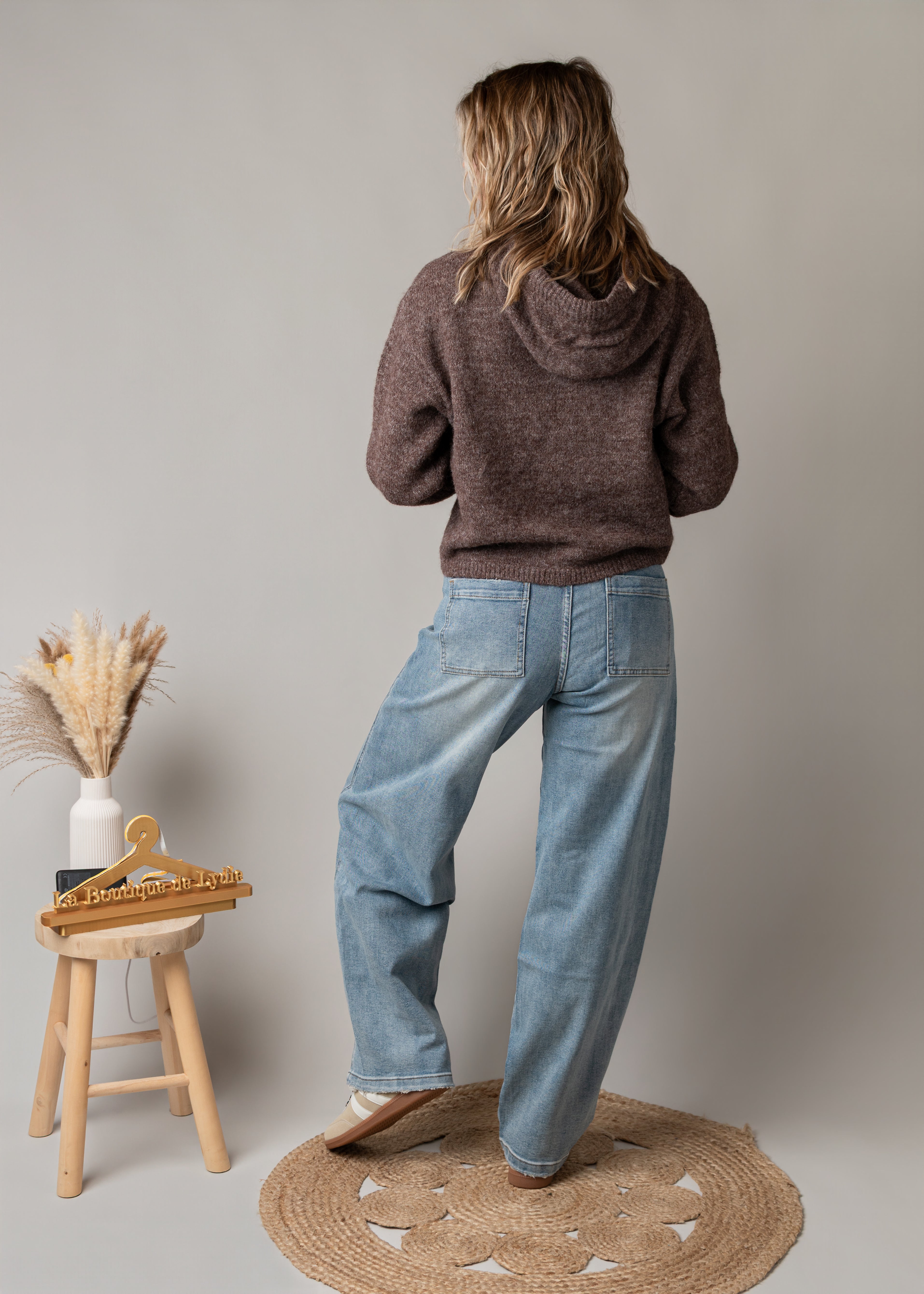 Pull sweat à capuche chocolat à pompons tressés