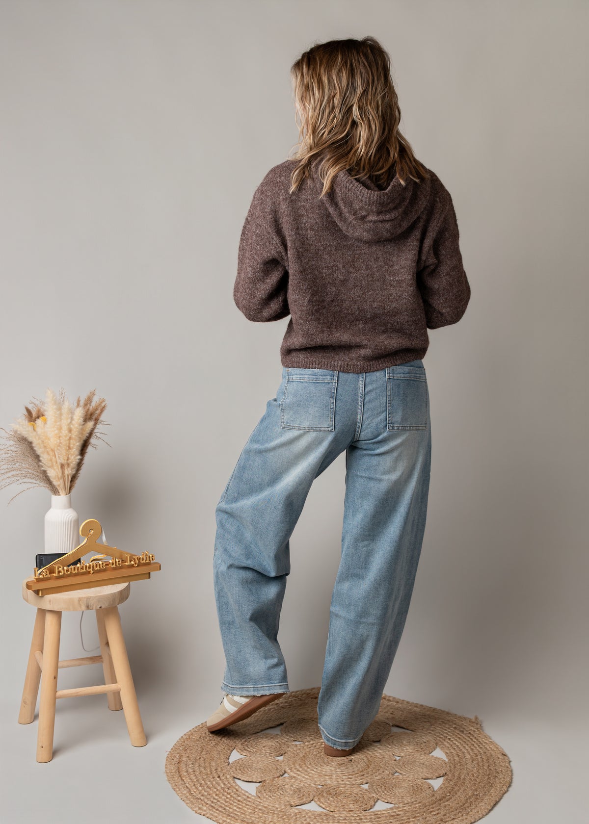 Pull sweat à capuche chocolat à pompons tressés