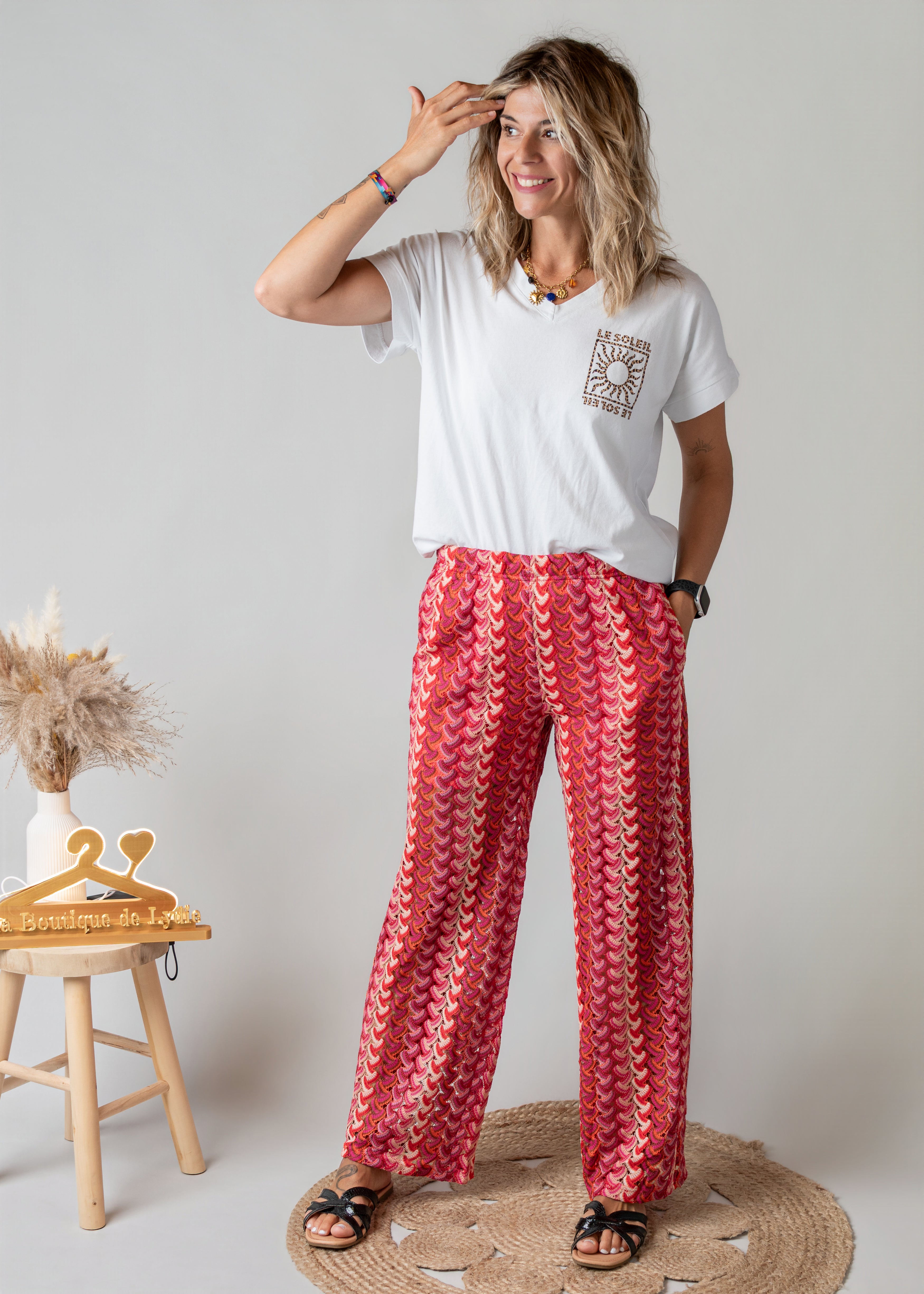 T-shirt blanc col V floqué "Le Soleil" léopard