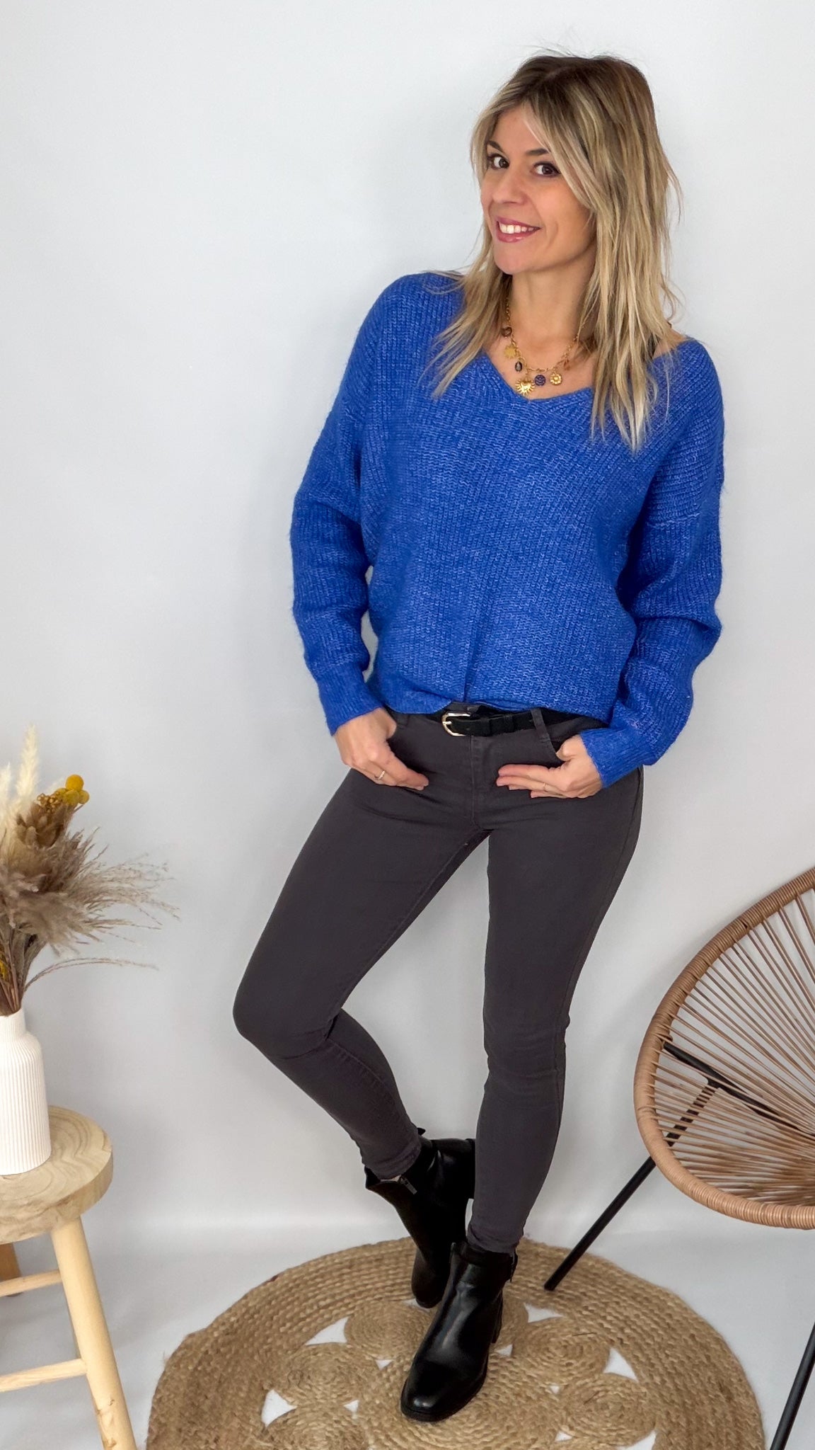 Pull bleu électrique col V femme La Boutique de Lydie