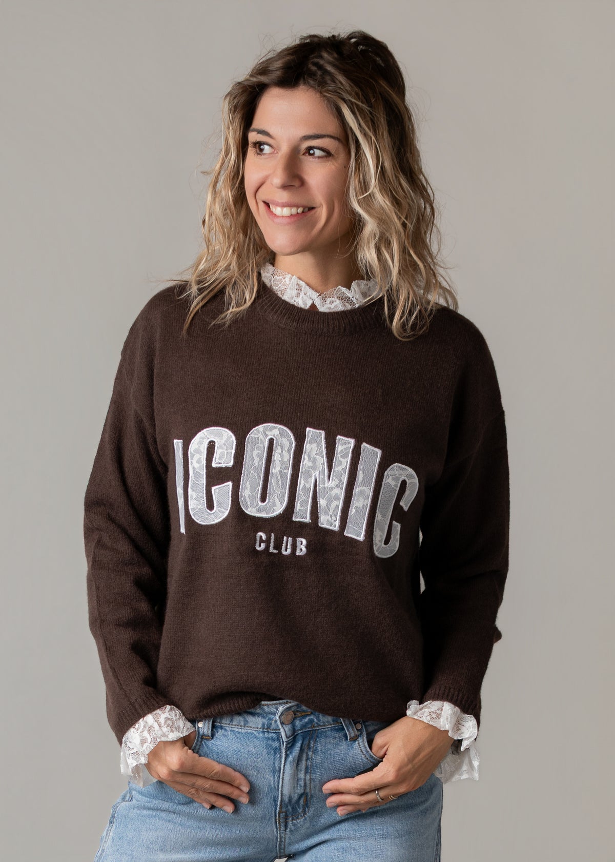 Pull chocolat dentelle brodé Iconic  la Boutique de Lydie