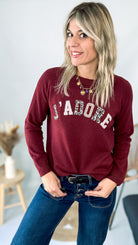 Pull fin col rond en maille viscose fabriqué en Italie, couleur bordeaux, porté rentré dans un pantalon