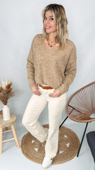Pull femme camel col V en maille douce et jean blanc - La Boutique de Lydie