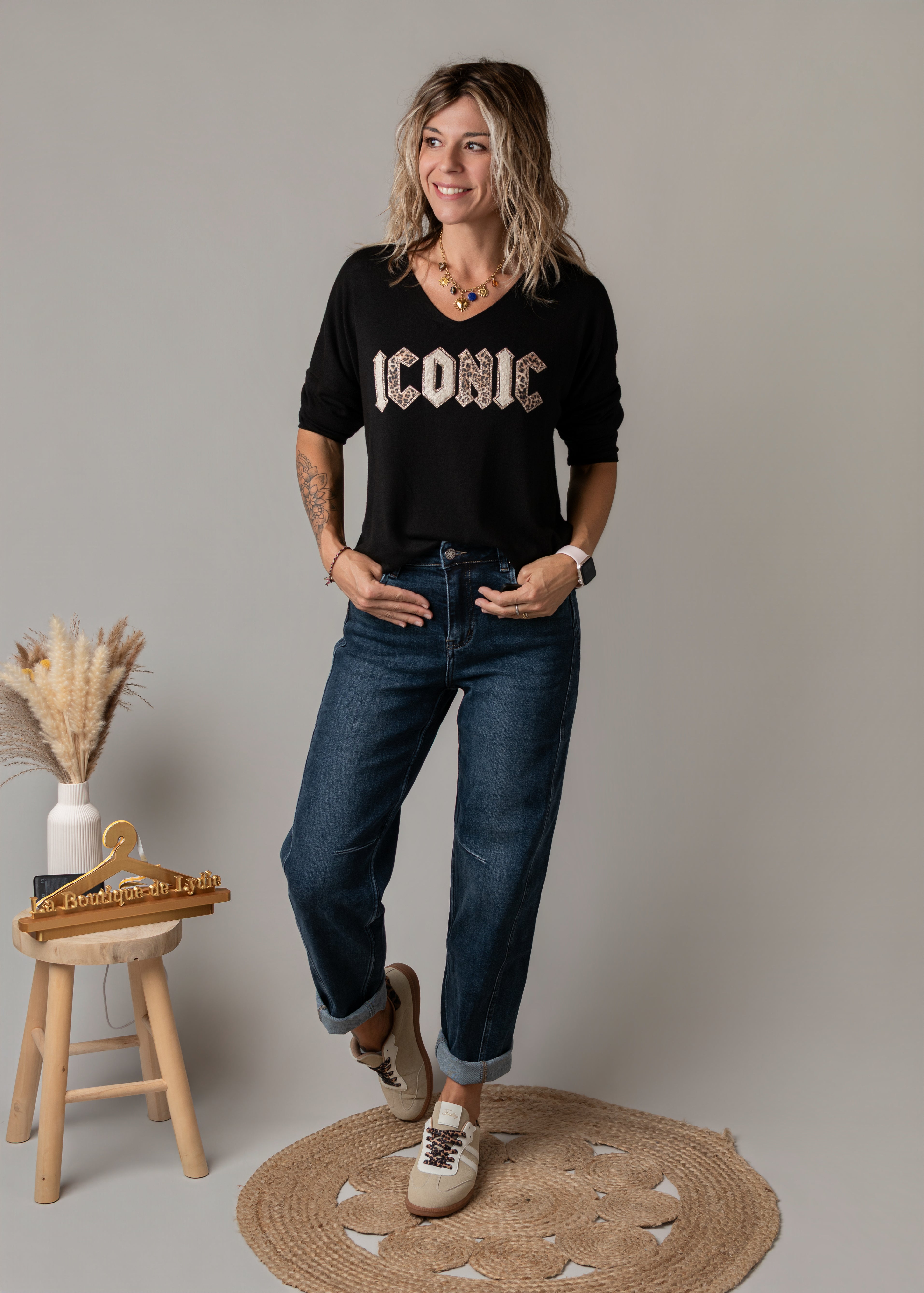 Pull fin col V noir brodé léopard Iconic