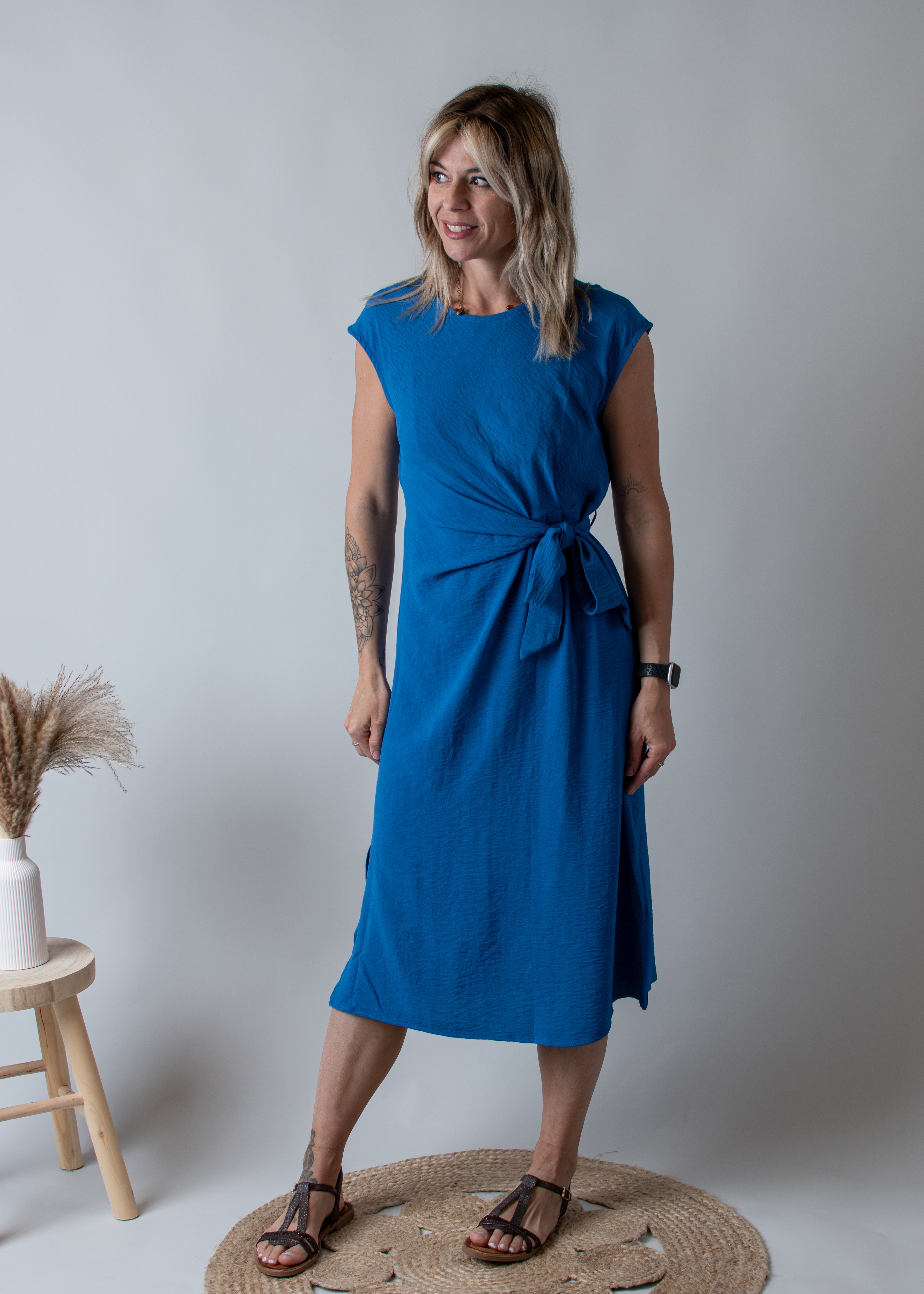 Robe mi-longue bleue Chiara cintrée à la taille - La Boutique de Lydie mode femme