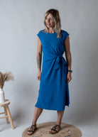 Robe mi-longue bleue Chiara cintrée à la taille - La Boutique de Lydie mode femme