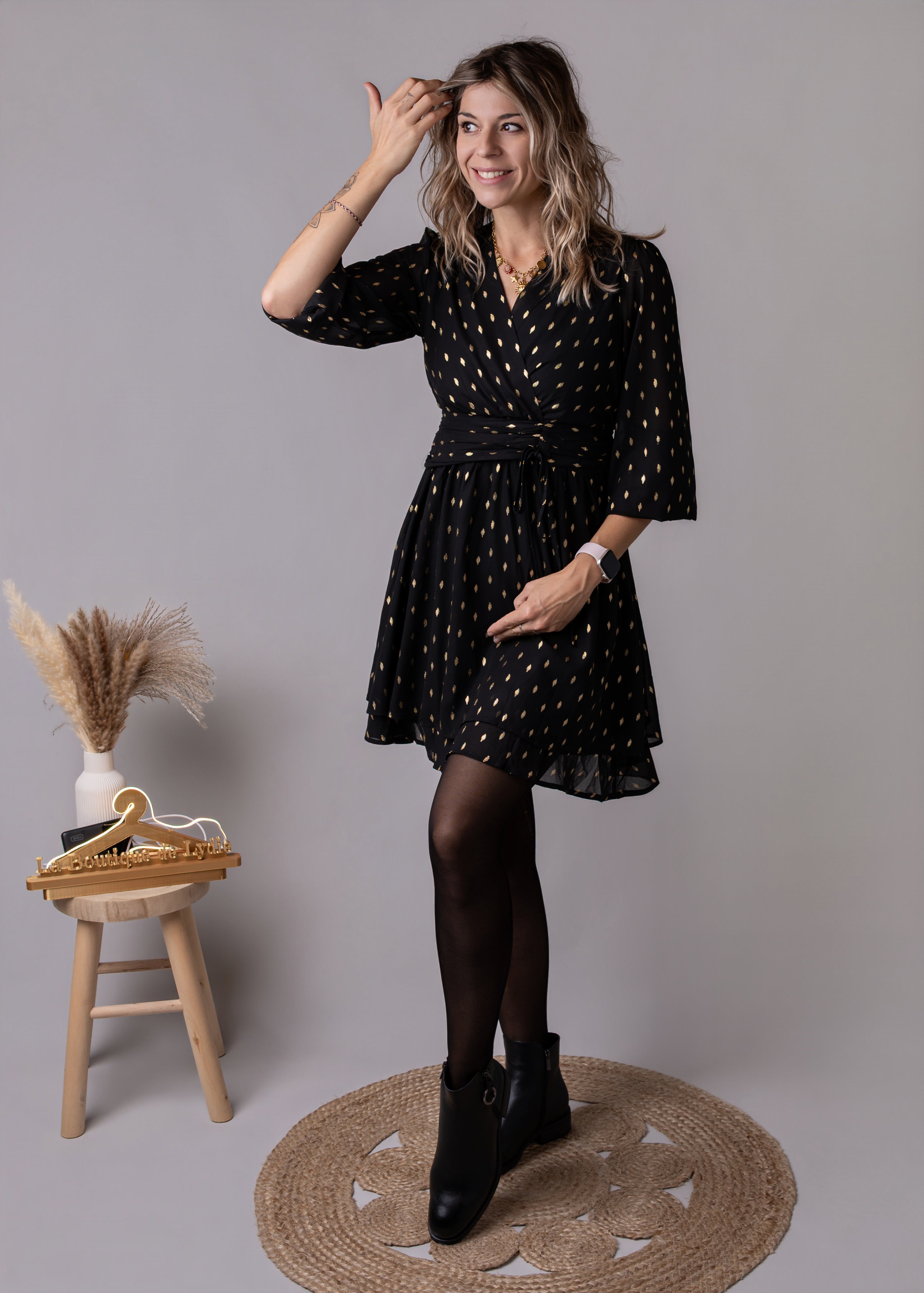 Robe courte noire motifs dorés la boutique de lydie