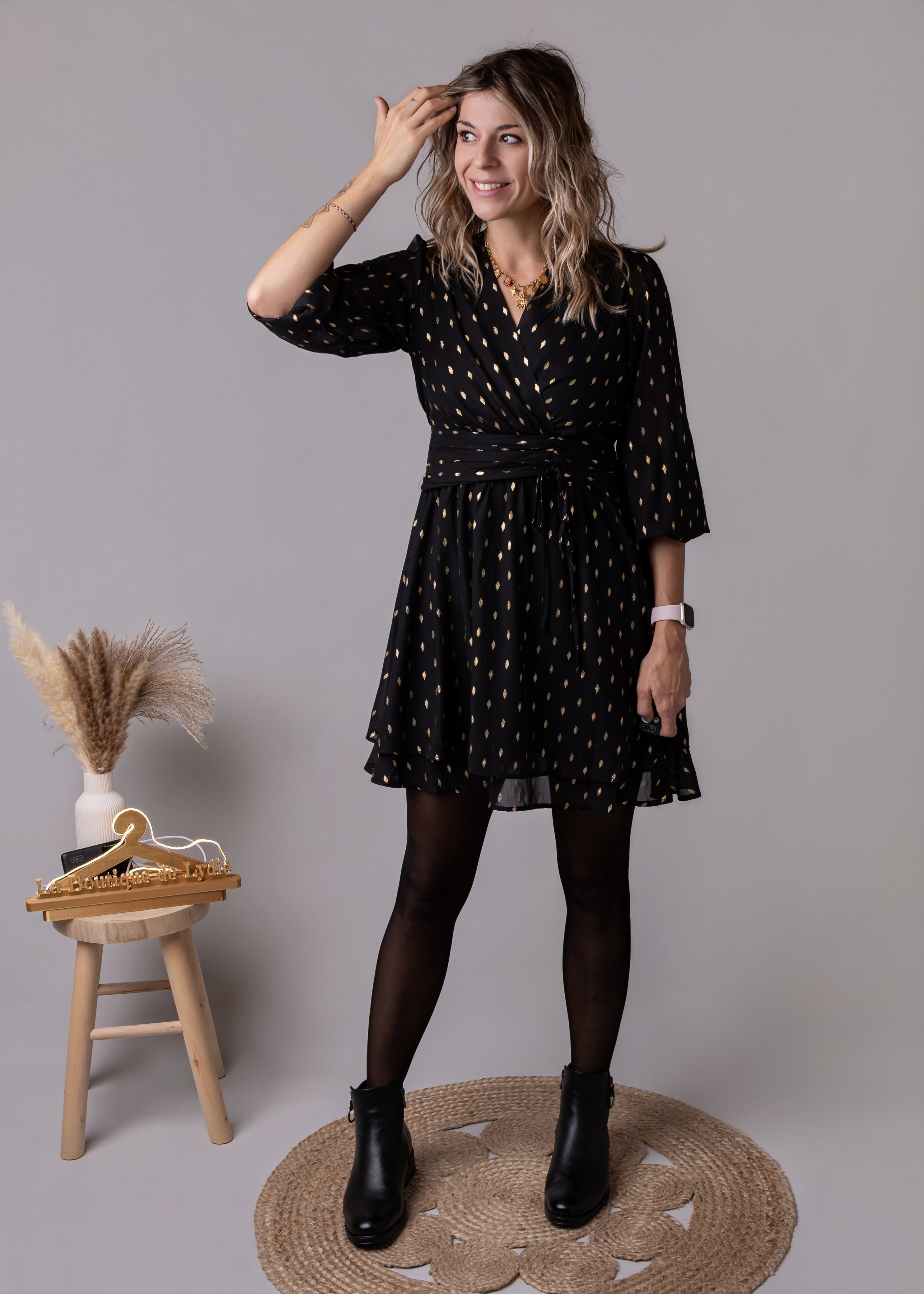 Robe courte noire motifs dorés 