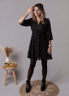Robe courte noire motifs dorés 