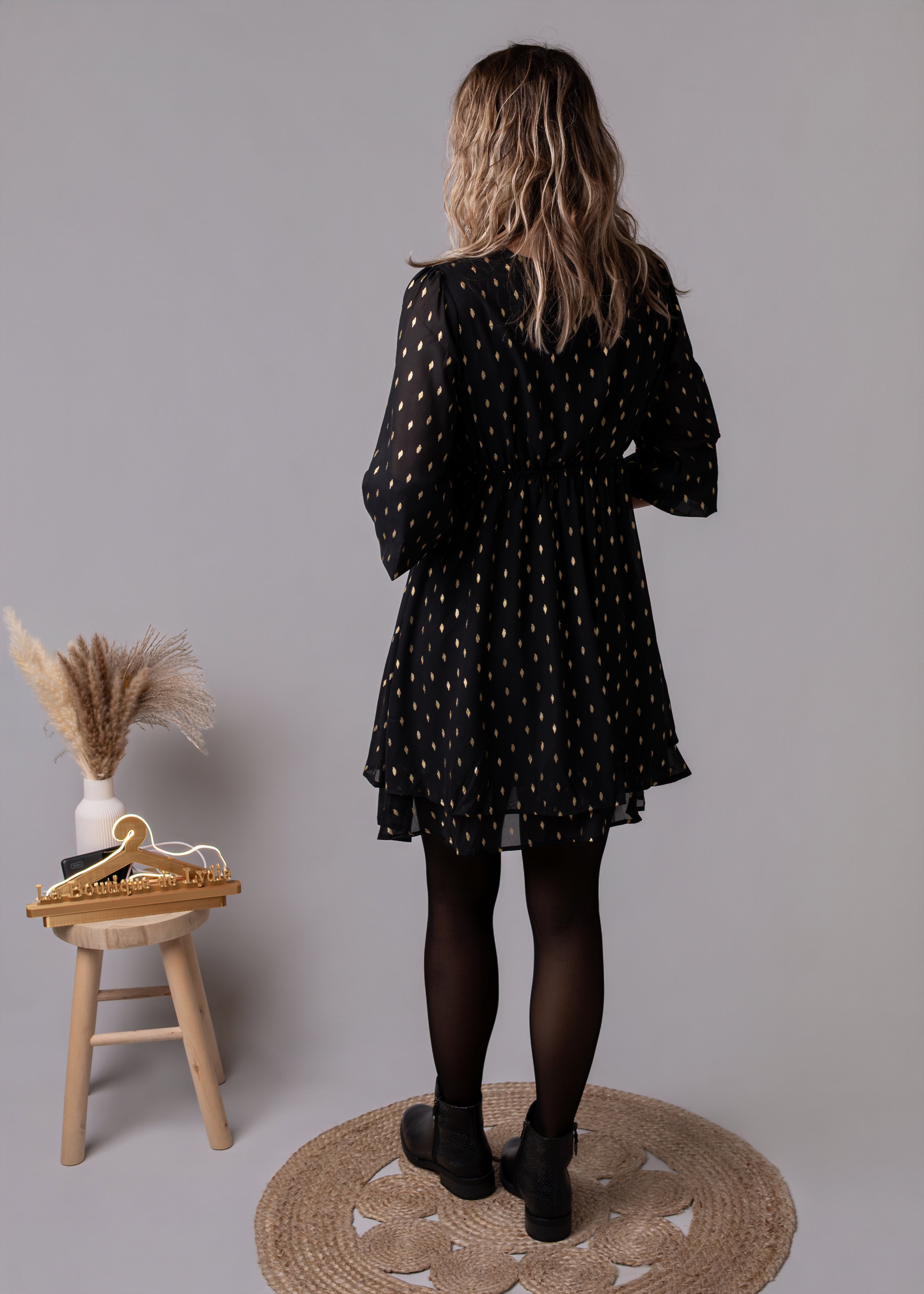 Robe courte noire motifs dorés 