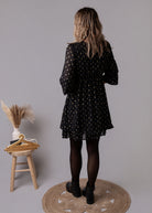 Robe courte noire motifs dorés 