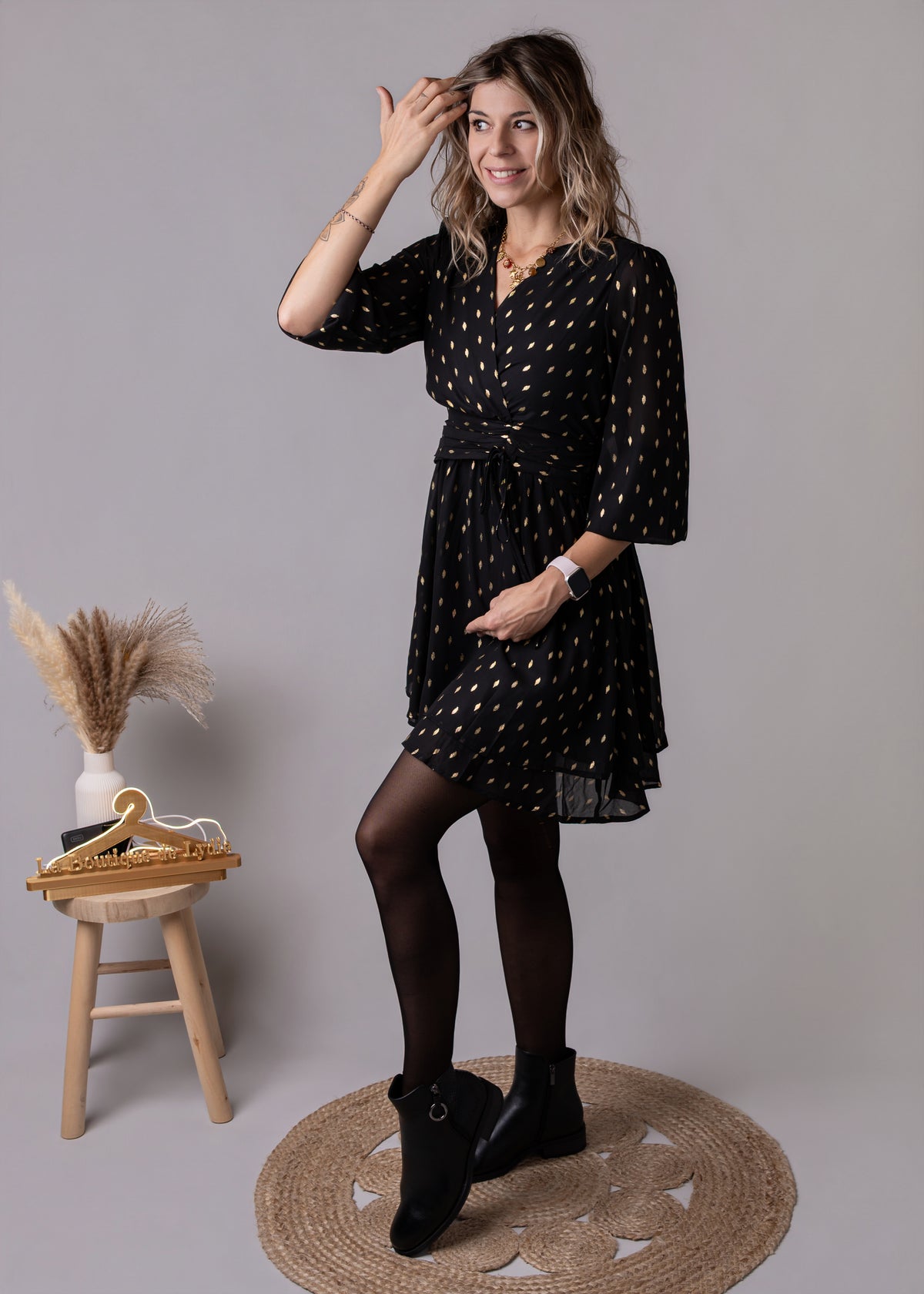 Robe courte noire motifs dorés 