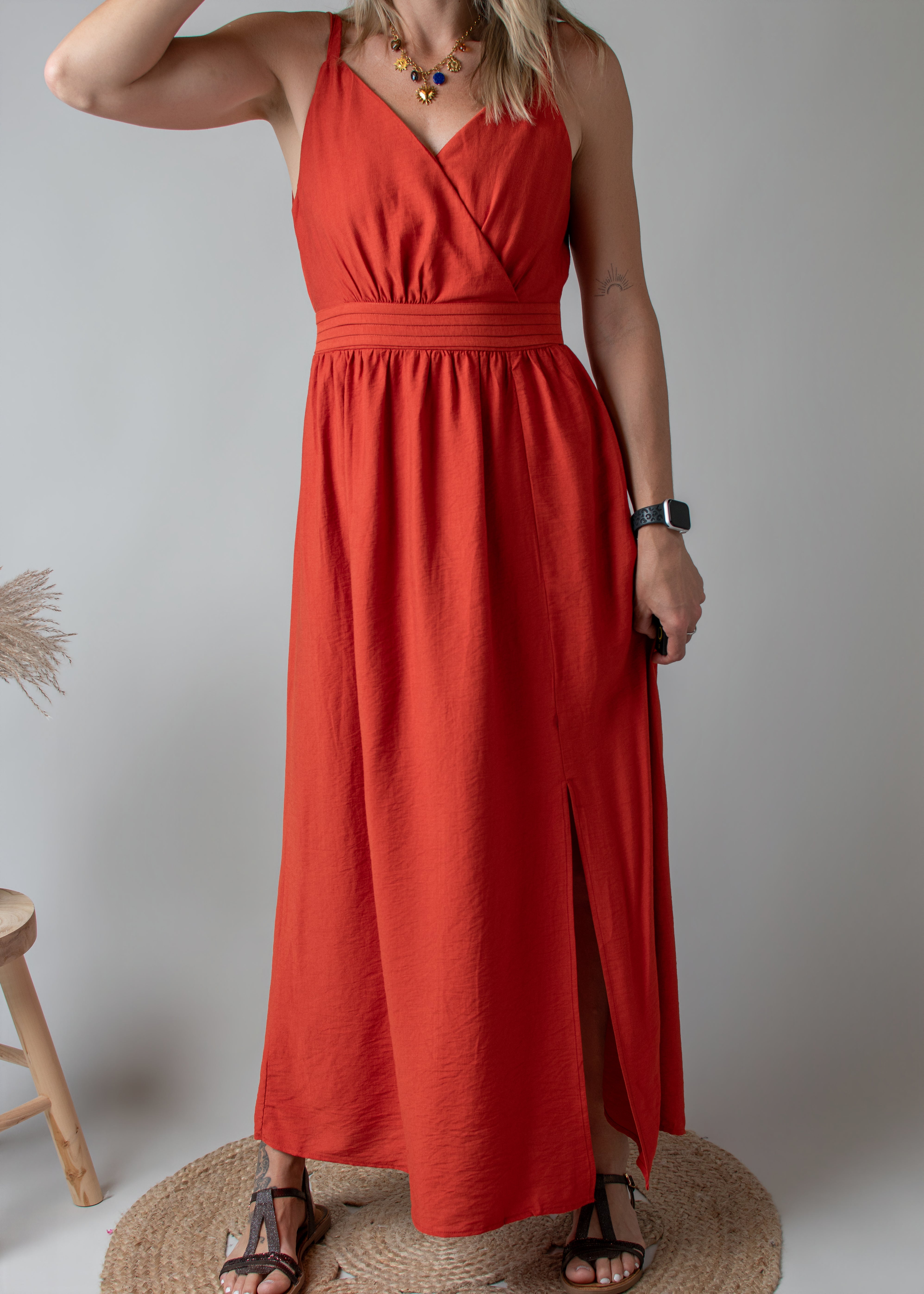 Robe longue terracotta à décolleté croisé et dos nu noué