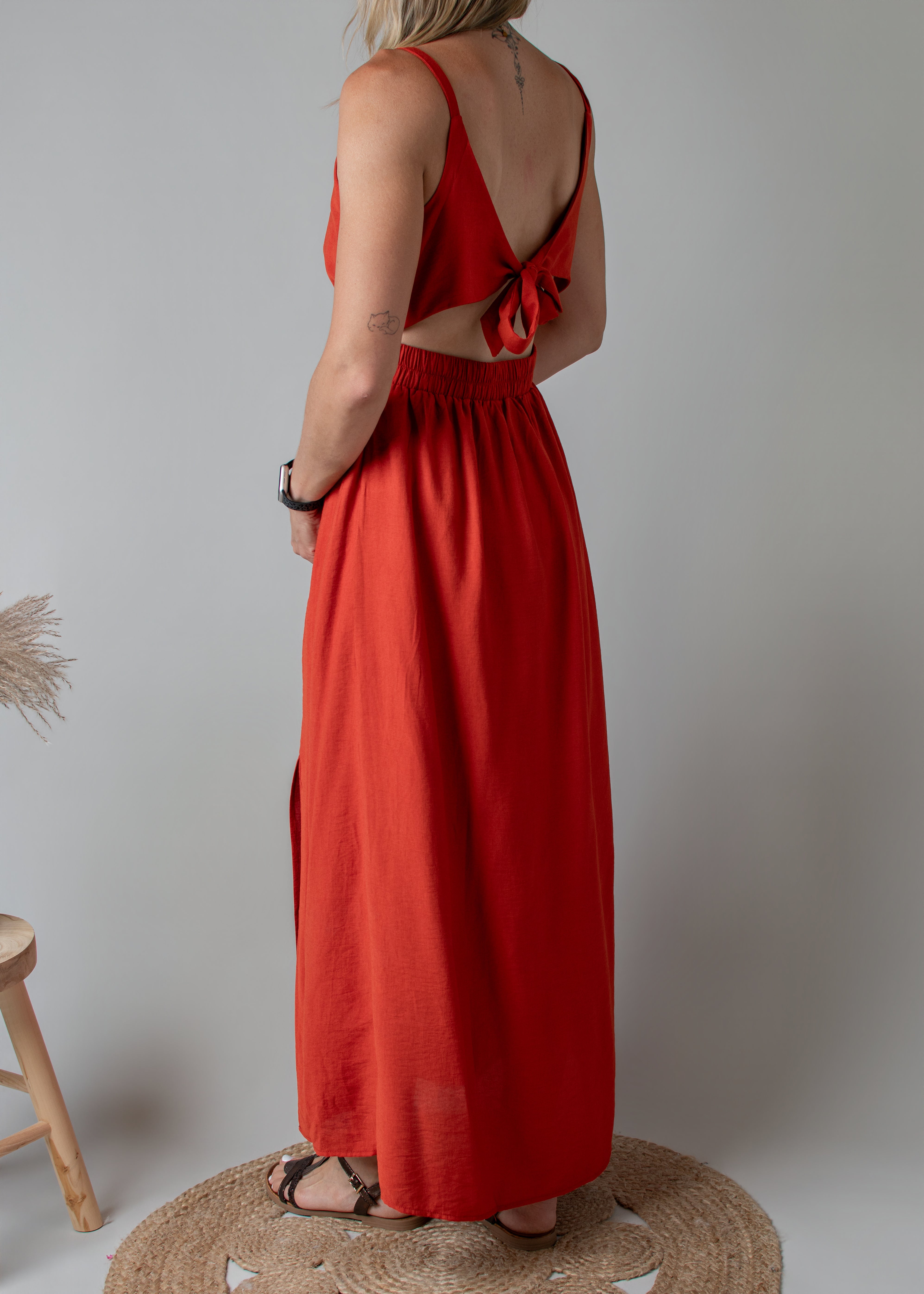 Robe longue terracotta à décolleté croisé et dos nu noué