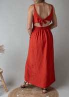 Robe longue terracotta à décolleté croisé et dos nu noué