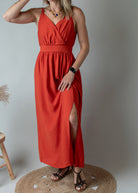 Robe longue terracotta à décolleté croisé et dos nu noué