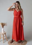 Robe longue terracotta à décolleté croisé et dos nu noué
