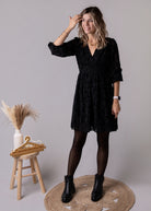 Robe courte noire détails fleuri velours 