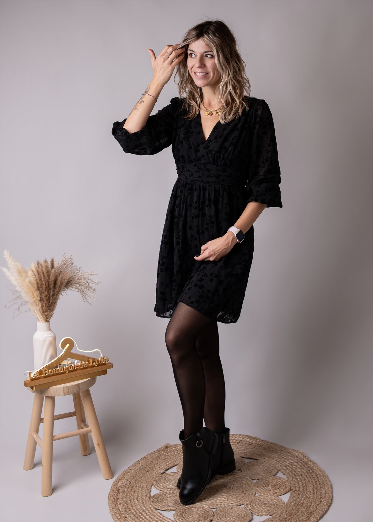 Robe courte noire détails fleuri velours 