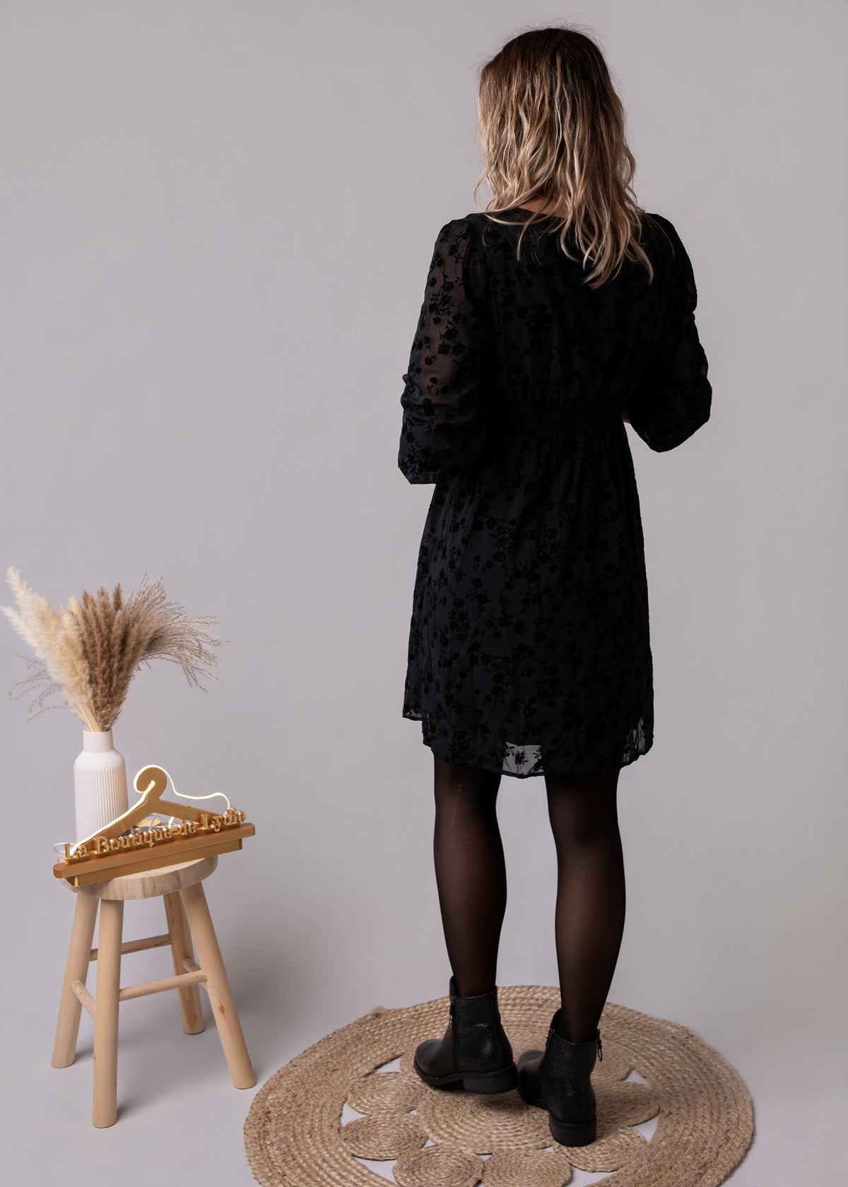 Robe courte noire détails fleuri velours 