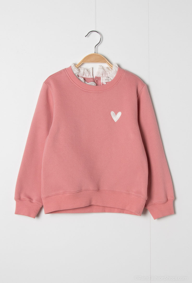 Sweat rose avec coeur blanc brodé et dentelle sur le col