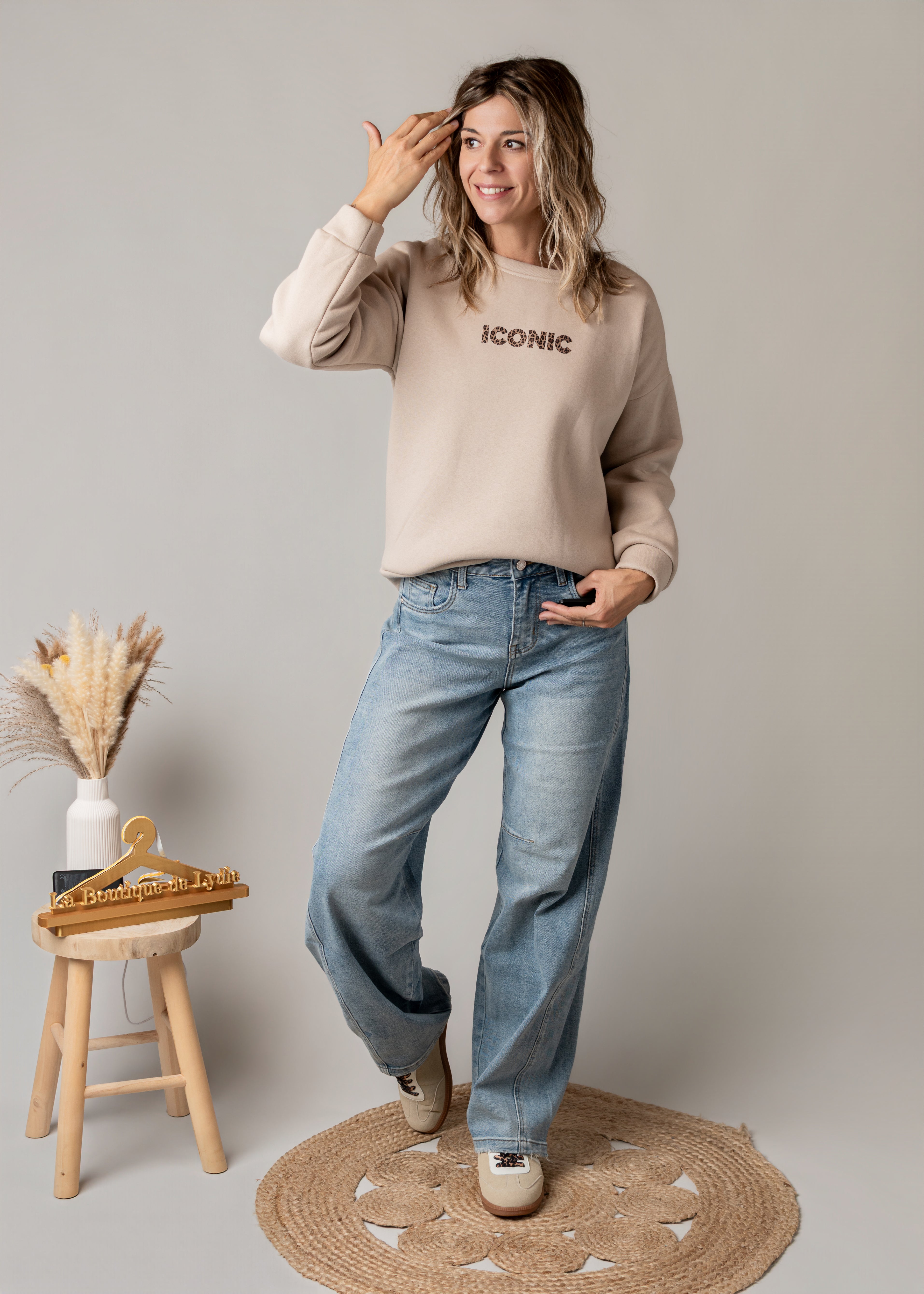 Sweat molletonné beige imprimé dos World Tour Iconic la Boutique de Lydie