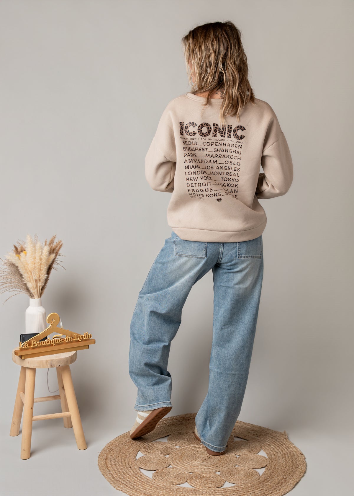 Sweat molletonné beige imprimé dos World Tour Iconic