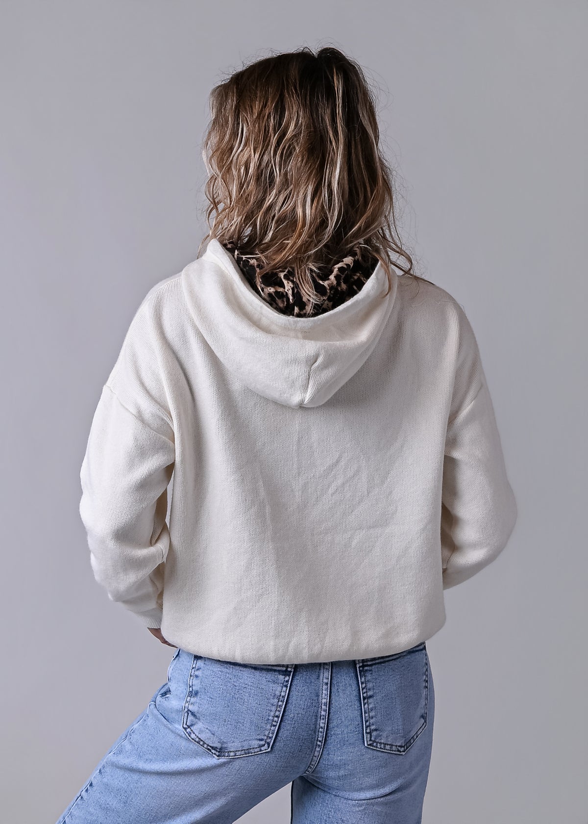 Sweat pull à capuche beige détails léopard