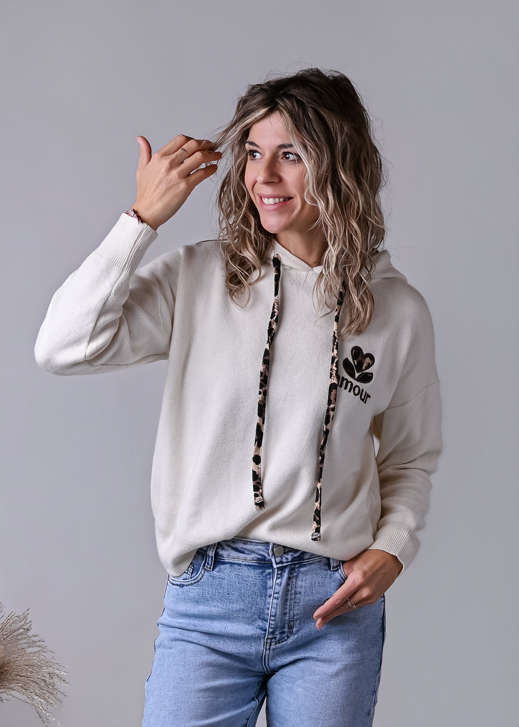 Sweat pull à capuche beige détails léopard la boutique de lydie 