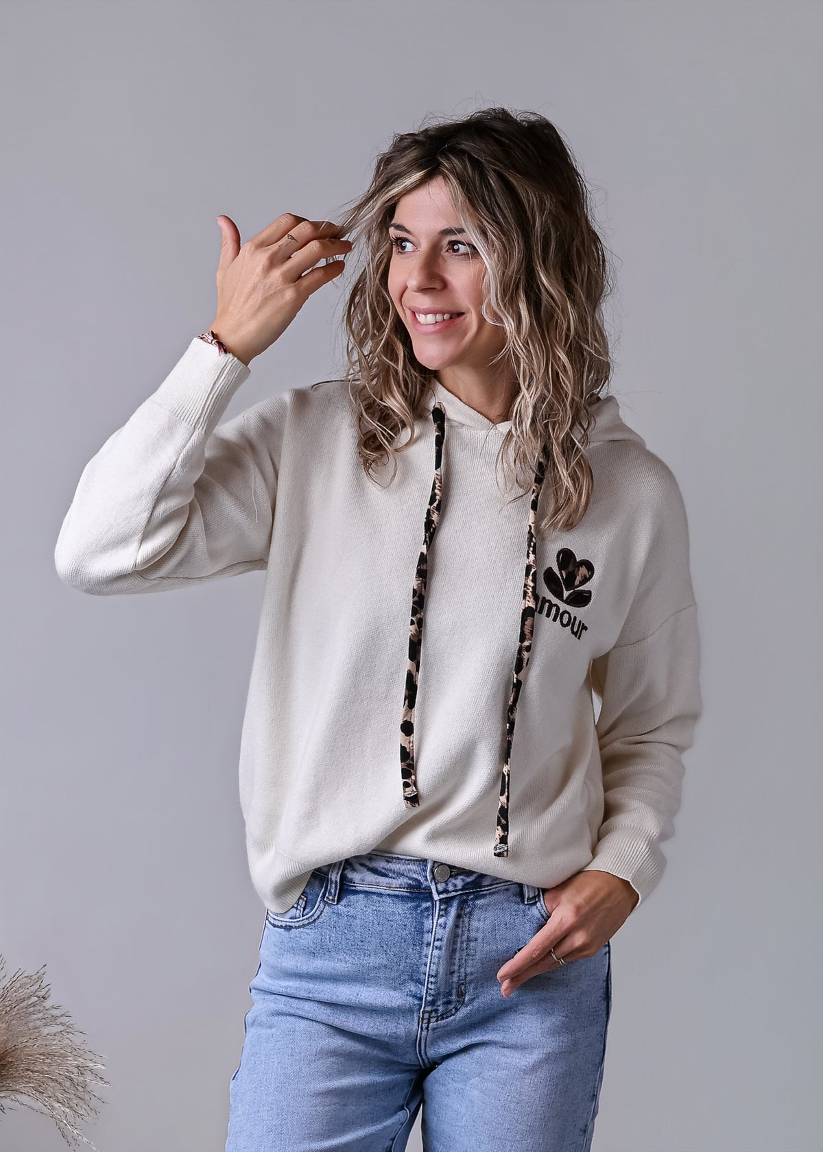 Sweat pull à capuche beige détails léopard la boutique de lydie 