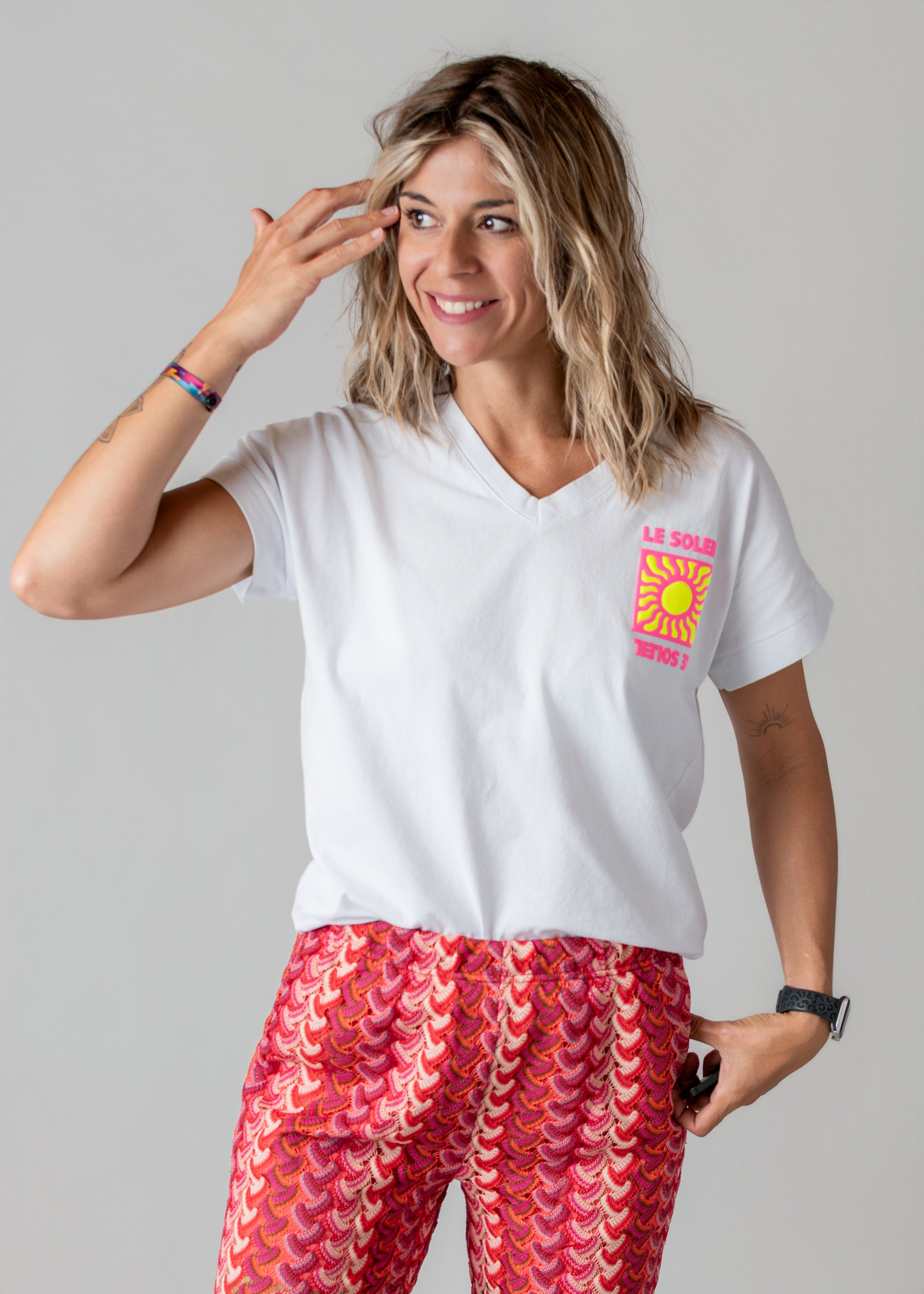 T-shirt blanc col V floqué "Le Soleil" fluo