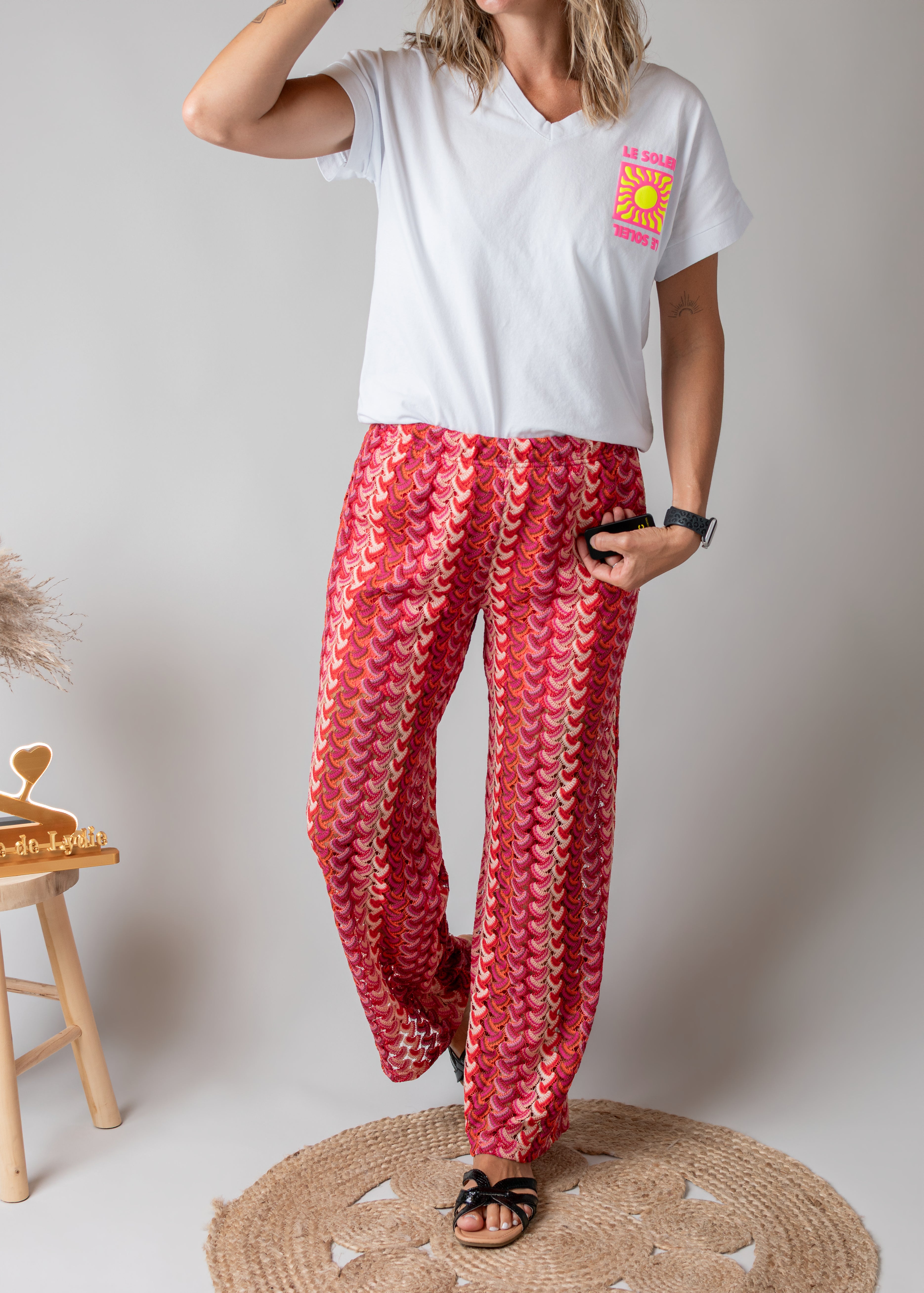 T-shirt blanc col V floqué "Le Soleil" fluo