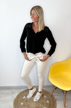 Charger l&#39;image dans la galerie, Blouse noire avec dentelle épaule la boutique de lydie

