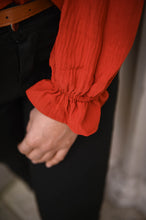 Charger l&#39;image dans la galerie, Blouse avec volant couleur rouille la boutique de lydie
