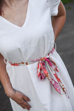 Charger l&#39;image dans la galerie, Robe blanche avec ceinture tissu fleuri la boutique de lydie
