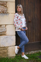 Blazer blanc motif fleuri rouge 