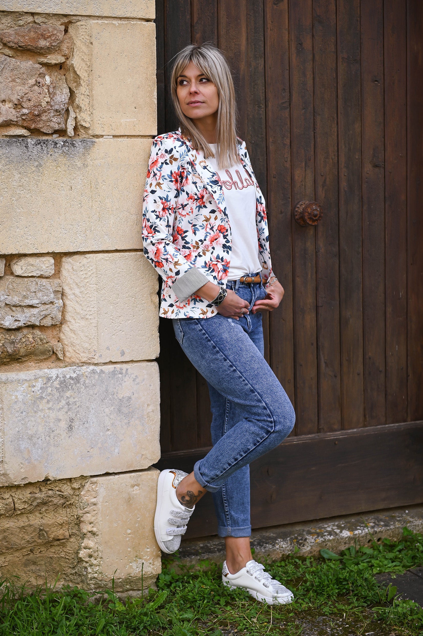 Blazer blanc motif fleuri rouge 
