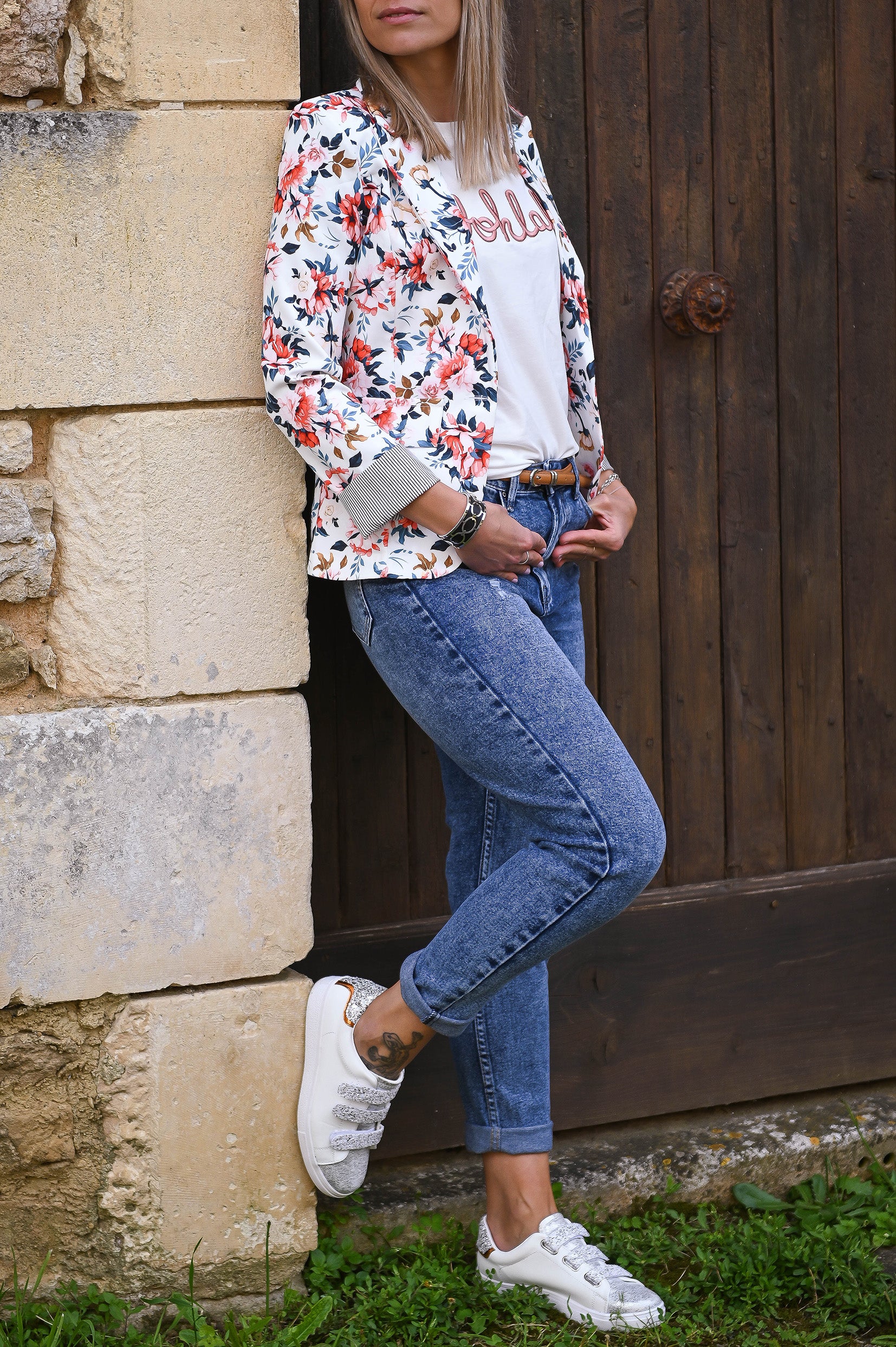 Blazer blanc motif fleuri rouge 