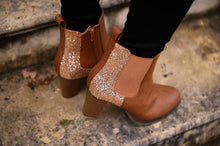 Charger l&#39;image dans la galerie, Bottines chealse camel à talon, avec paillette sur l&#39;arrière 
